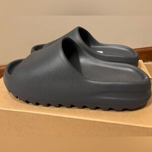 Yeezy Slides (New) Slate Gray Size 8